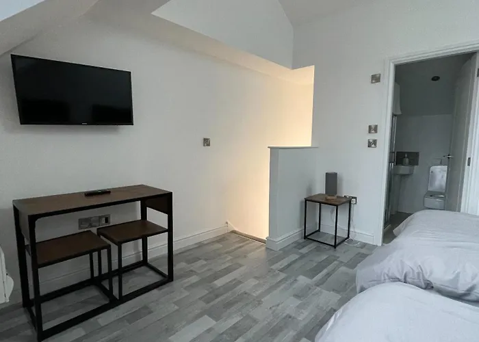 10Min To City - Free Parking - Private Studio - Contractor Friendly