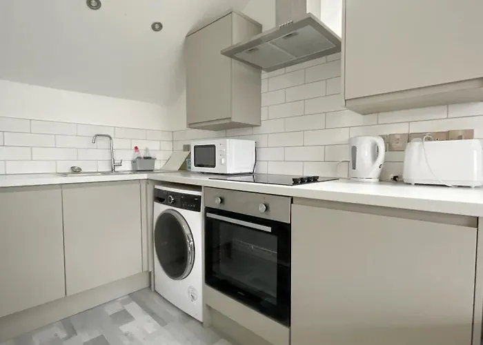 10Min To City - Free Parking - Private Studio - Contractor Friendly