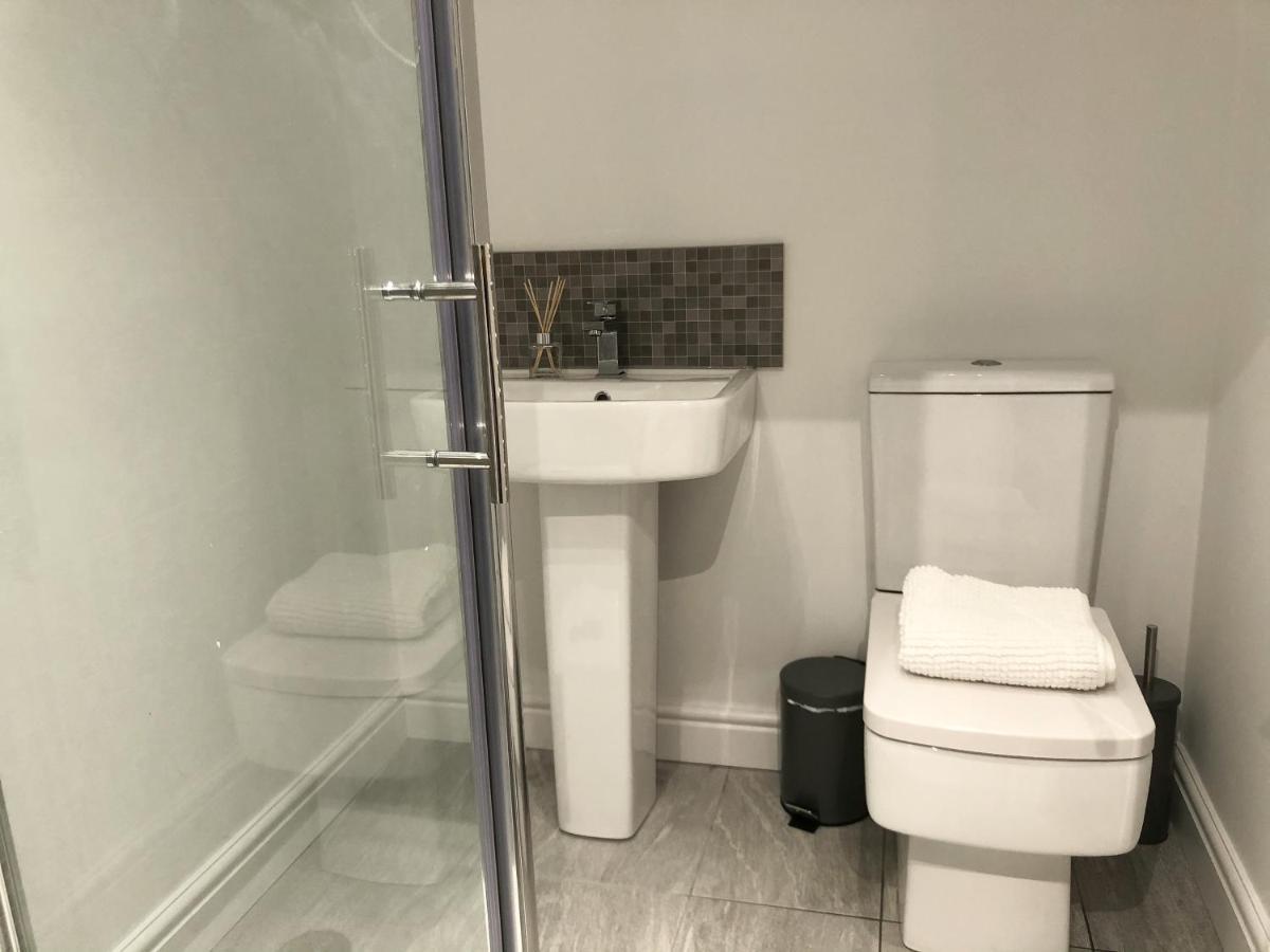 10min To - Free Parking - Private - Contractor Friendly Apartment