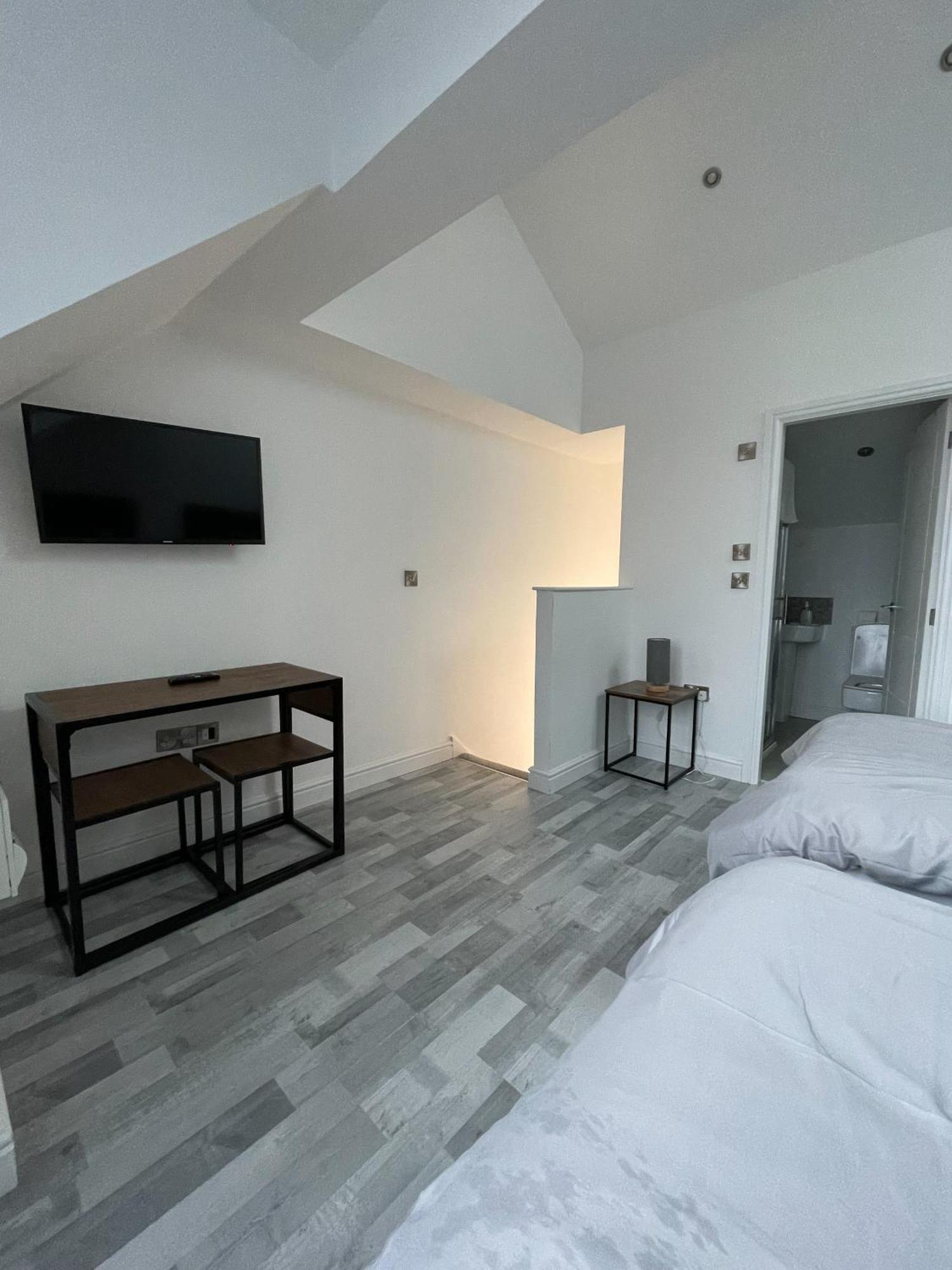 10min To - Free Parking - Private - Contractor Friendly Apartment Manchester