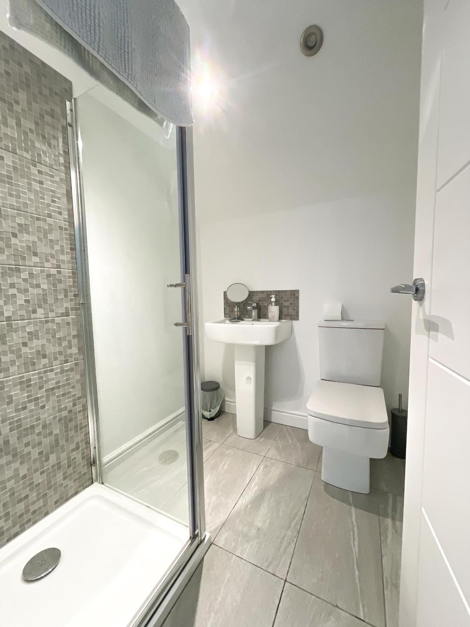 10min To - Free Parking - Private - Contractor Friendly Apartment